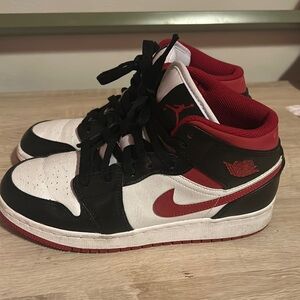 Jordan 1 Mid Metallic Red Kids Shoe Gym Red Black White